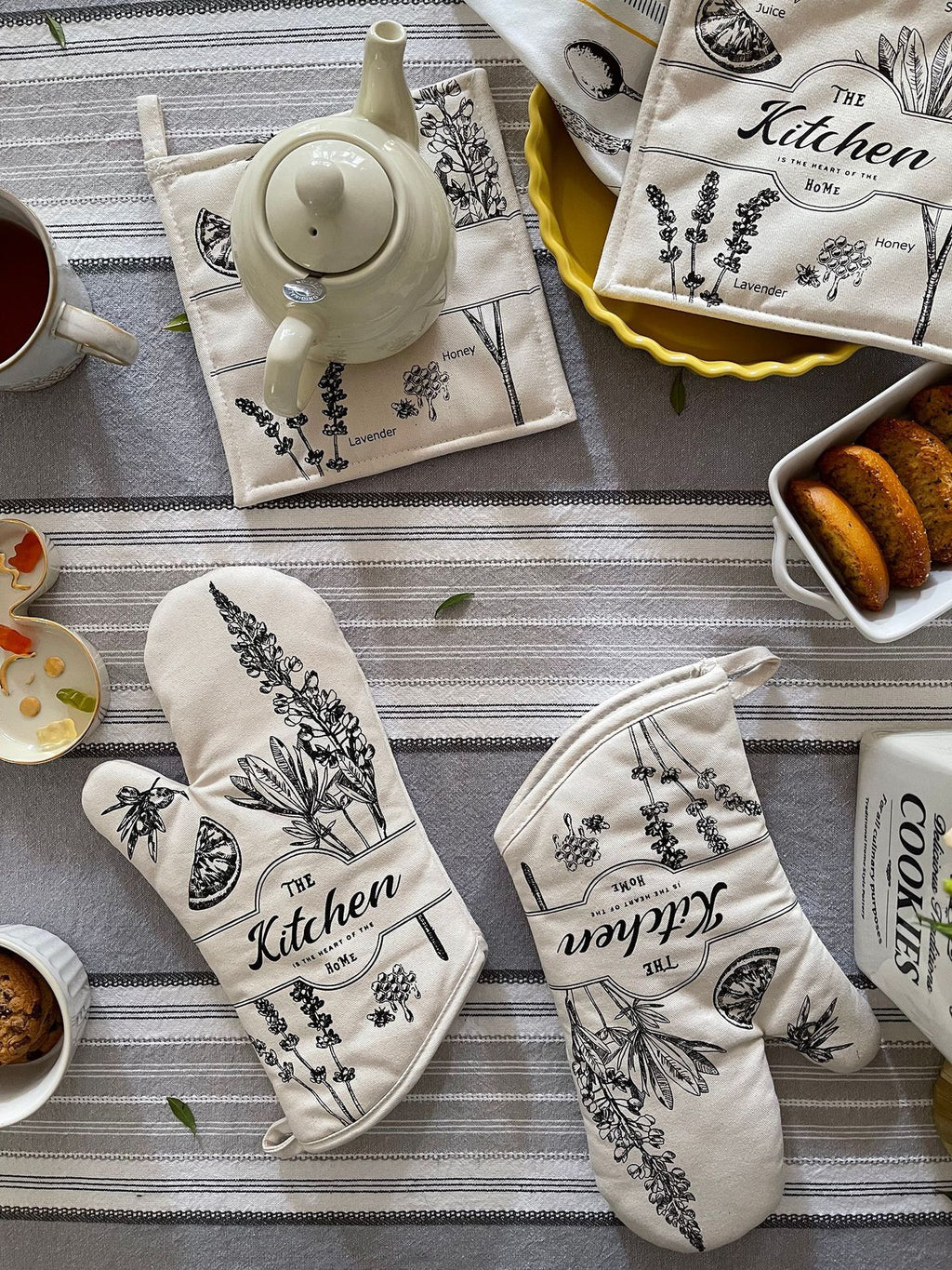 Botanical Print Oven Mitt & Pot Holder Set (4-Piece)